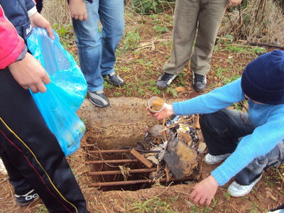 alunos realizando a coleta de lixo