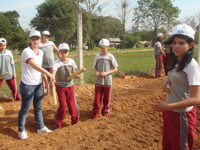 Alunos construindo a horta orgnica