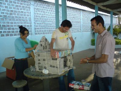 foto das pessoas montando a casinha de cachorro