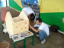 foto de pessoas fazendo o acabamento da casinha de cachorro