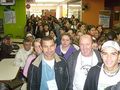 Foto das pessoas saindo do auditrio, aps a palestra