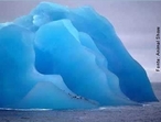 Iceberg (do inglês ice = gelo + sueco berg = montanha) é um enorme bloco ou massa de gelo que se desprende das geleiras existentes nos calotas polares, originárias da era glacial, há mais de cinco mil anos. </br></br> Palavra-chaves: iceberg, gelo, montanha, geleiras, calotas polares, era glacial, geologia.