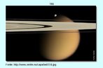 Durante um sobrevoo sobre Tit, maior satlite de Saturno, a sonda Cassini registrou a viso mais detalhada j obtida deste intrigante satlite. Na imagem, observa-se Tit (ao fundo) e Epimeteu logo acima do plano dos anis de Saturno, percebe-se que a informao da cor na viso colorida  completamente artificial. <br /><br /> Palavras-chave: Tit, Agncia Espacial Europeia (ESA), anis de Saturno, Epimeteu, Nasa, Saturno, sistema solar, sonda Cassini, universo.