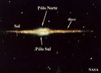 Em noites lmpidas e sem lua, longe das luzes artificiais das reas urbanas, pode-se ver claramente no cu uma faixa nebulosa atravessando o hemisfrio celeste de um horizonte a outro. Chamamos a essa faixa Via-lctea, devido  sua aparncia, que lembrava aos povos antigos um caminho esbranquiado como leite. Sua parte mais brilhante fica na direo da constelao de Sagitrio, sendo melhor observvel no Hemisfrio Sul durante as noites de inverno. <br /><br /> Palavras-chave: Via-Lctea, galxia, formato espiralado, ano-luz, universo.