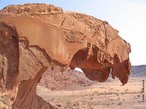 Comparado a outros tipos de rochas mais resistentes, o arenito  uma rocha sedimentar que pode ser mais facilmente alterada pela ao dos ventos e das chuvas. <br /><br /> Palavras-chave: arenito, rocha sedimentar, areia.