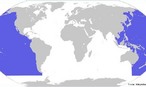 O oceano Pacfico  a maior massa martima do globo, situada entre a Amrica, a leste, a sia e a Austrlia, a oeste, e a Antrtida, ao sul. Com 180 milhes de km, o Pacfico cobre quase um tero da superfcie do planeta e corresponde a quase metade da superfcie e do volume dos oceanos. <br /><br /> Palavras-chave: oceano, pacfico, hidrosfera.