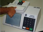 Modelo com novos recursos tecnolgicos. Dispe de entrada para identificao biomtrica do eleitor. A implantao do novo modelo de urna eletrnica faz parte do programa da Justia Eleitoral de aperfeioamento do sistema eletrnico de votao e j foi inicialmente utilizado nas Eleies Gerais de 2006, nos Estados de Santa Catarina, Mato Grosso do Sul e Rondnia, encontra-se em fase de expanso para alcanar as demais unidades da federao. <br /><br /> Palavras-chave: eleies, voto, urna biomtrica.