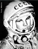 Em 12 de abril de 1961 Yuri Gagarin foi o primeiro homem no espao numa rbita em torno da Terra de 40 mil quilmetros feita em 108 minutos. Do espao o astronauta pronunciou uma frase que ficou famosa: Eu vejo a Terra. Ela  azul. <br /><br /> Palavras-chave: Yuri Gagarin, astronauta, espao sideral.