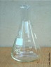 Muito utilizado em preparações de soluções químicas, devido o formato afunilado de seu bico, que não deixa a solução respingar. <br /><br /> Palavras-chave: laboratório, vidraria, Erlenmeyer. 