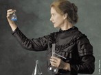 Marie Curie, nome assumido aps o casamento por Maria Skłodowska, foi uma cientista polaca que exerceu a sua atividade profissional na Frana. Foi a primeira pessoa a ser laureada duas vezes com um Premio Nobel, de Fsica, em 1903 (dividido com seu marido, Pierre Curie, e Becquerel) pelas suas descobertas no campo da radioatividade (que naquela altura era ainda um fenomeno pouco conhecido) e com o Nobel de Qumica de 1911 pela descoberta dos elementos qumicos rdio e polnio. Foi uma diretora de laboratrio reconhecida pela sua competncia. <br /><br /> Palavras-chave: Marie Curie, radioatividade, elementos qumicos.