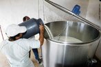 Pasteurizao  o processo usado em alimentos para destruir microrganismos patognicos ali existentes. Foi criado em 1864, levando o nome do qumico francs que o criou: Louis Pasteur. Este processo industrial  empregado, principalmente, no tratamento do leite. <br /><br /> Palavras-chave: pasteurizao, conservao dos alimentos, Louis Pasteur.