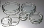 A placa de Petri é um recipiente cilíndrico, achatado, de vidro ou plástico. É constituído por duas partes: uma base e uma tampa. <br /><br /> Palavras-chave: laboratório, vidraria, placa de Petri.
